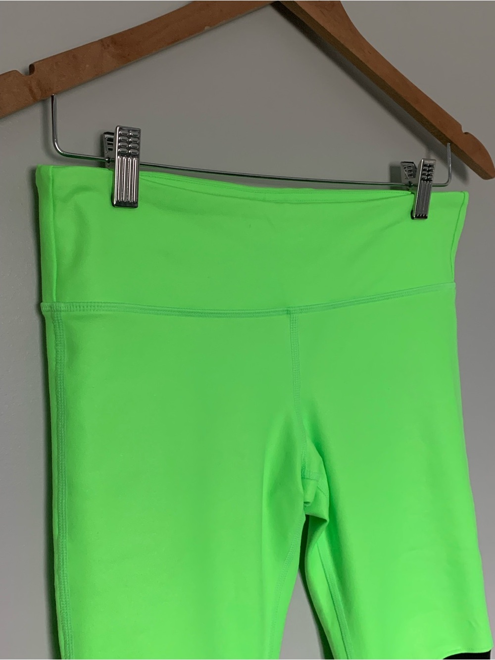 ALO Yoga Goddess Ribbed Legging in a vibrant Green & Black | Size Medium - Picture 5 of 10
